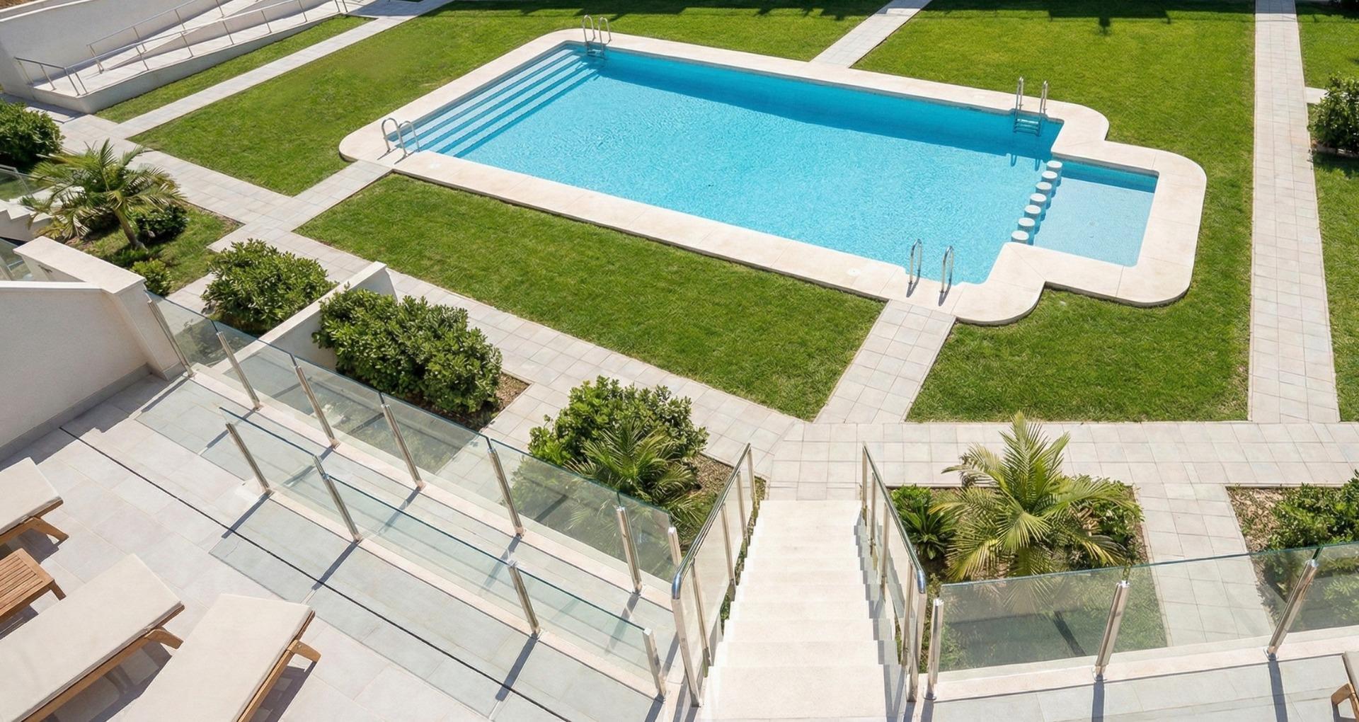 Chalet Obra Nueva en San Javier: 2 Dorm, Piscina Privada y Solárium 272.900€