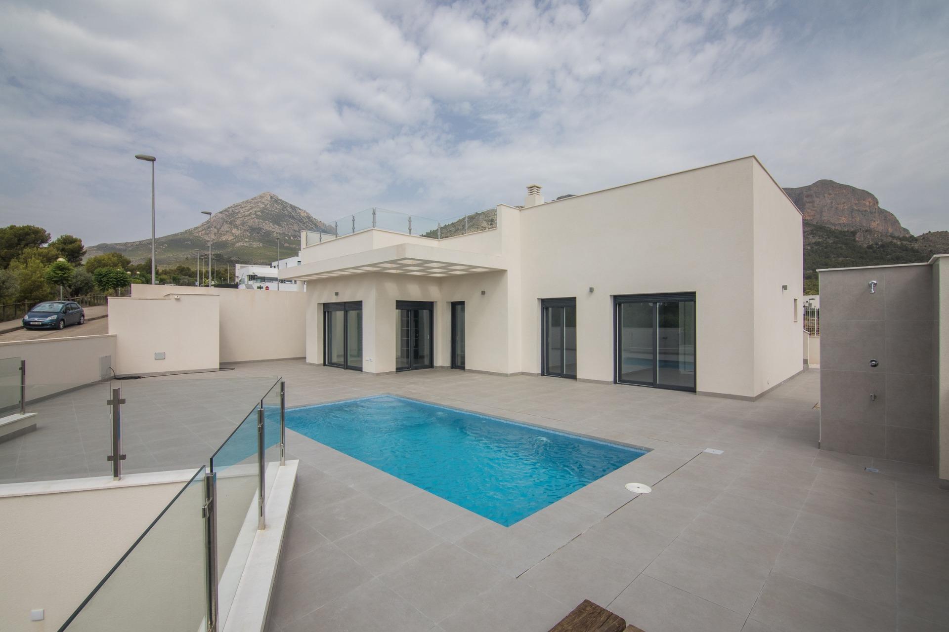 Villa obra nueva en Polop con piscina y solárium | 3 hab