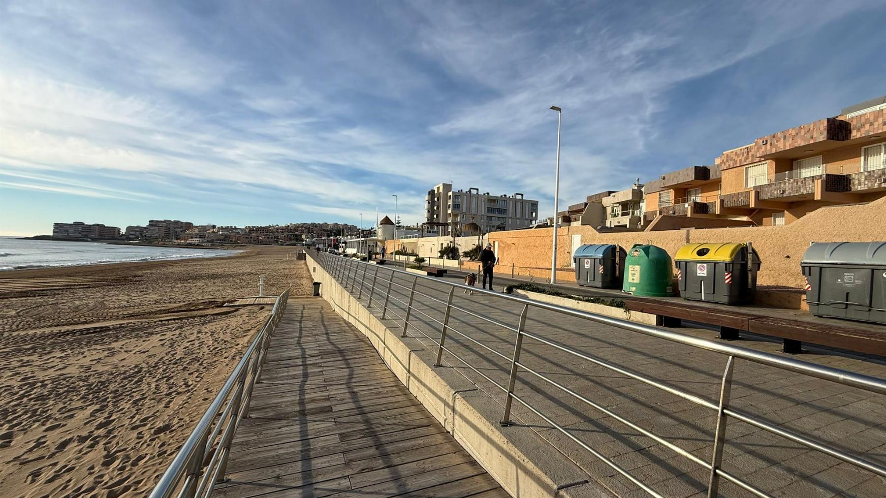 Chalet Esquinero Frente al Mar en La Mata, Torrevieja — 4 Dorm