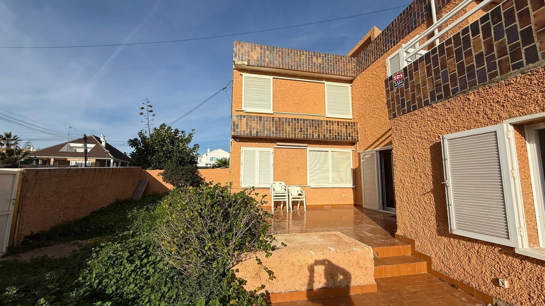 Chalet Esquinero Frente al Mar en La Mata, Torrevieja — 4 Dorm