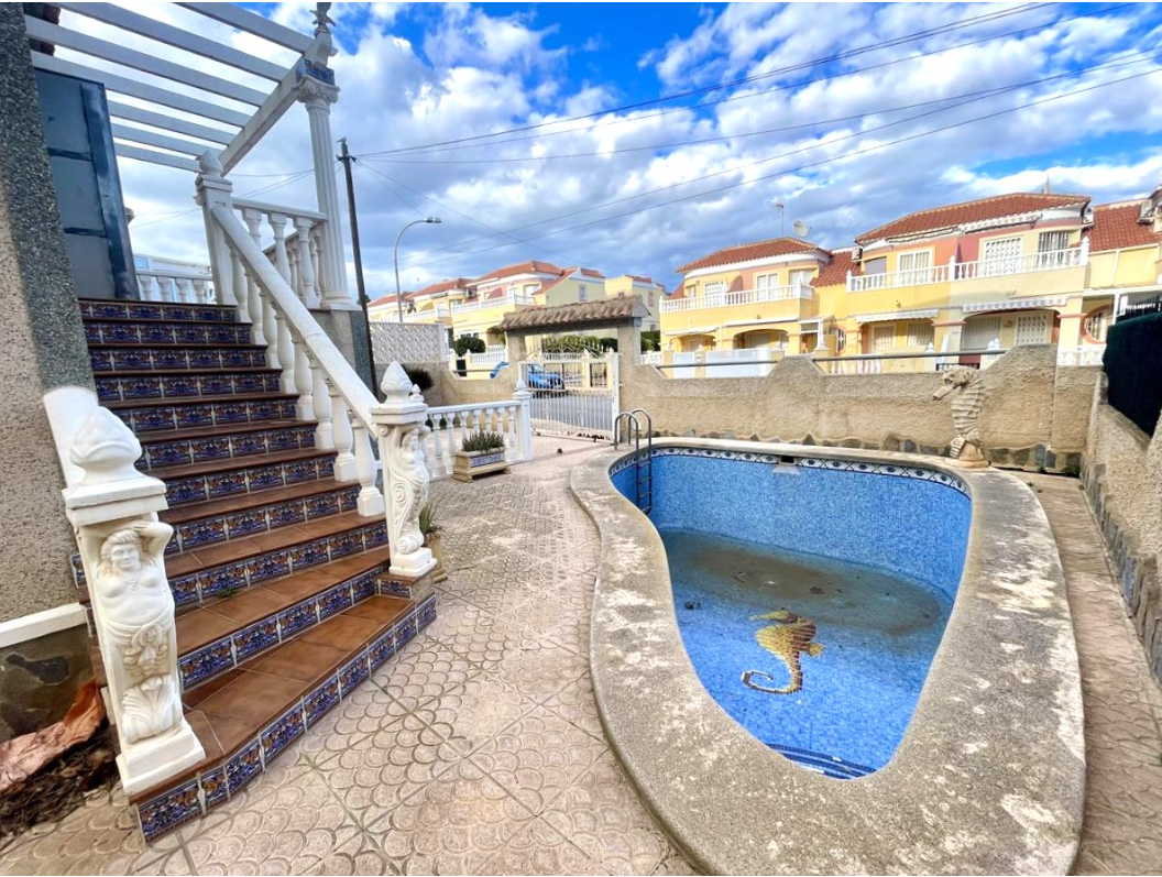 Chalet en San Miguel de Salinas con Piscina Privada — Hogar Mediterráneo
