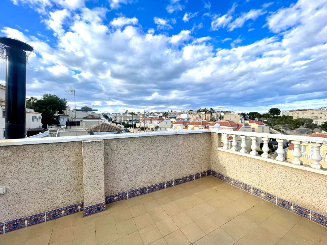 Chalet en San Miguel de Salinas con Piscina Privada — Hogar Mediterráneo