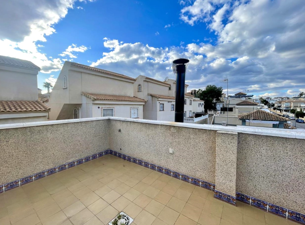 Chalet en San Miguel de Salinas con Piscina Privada — Hogar Mediterráneo
