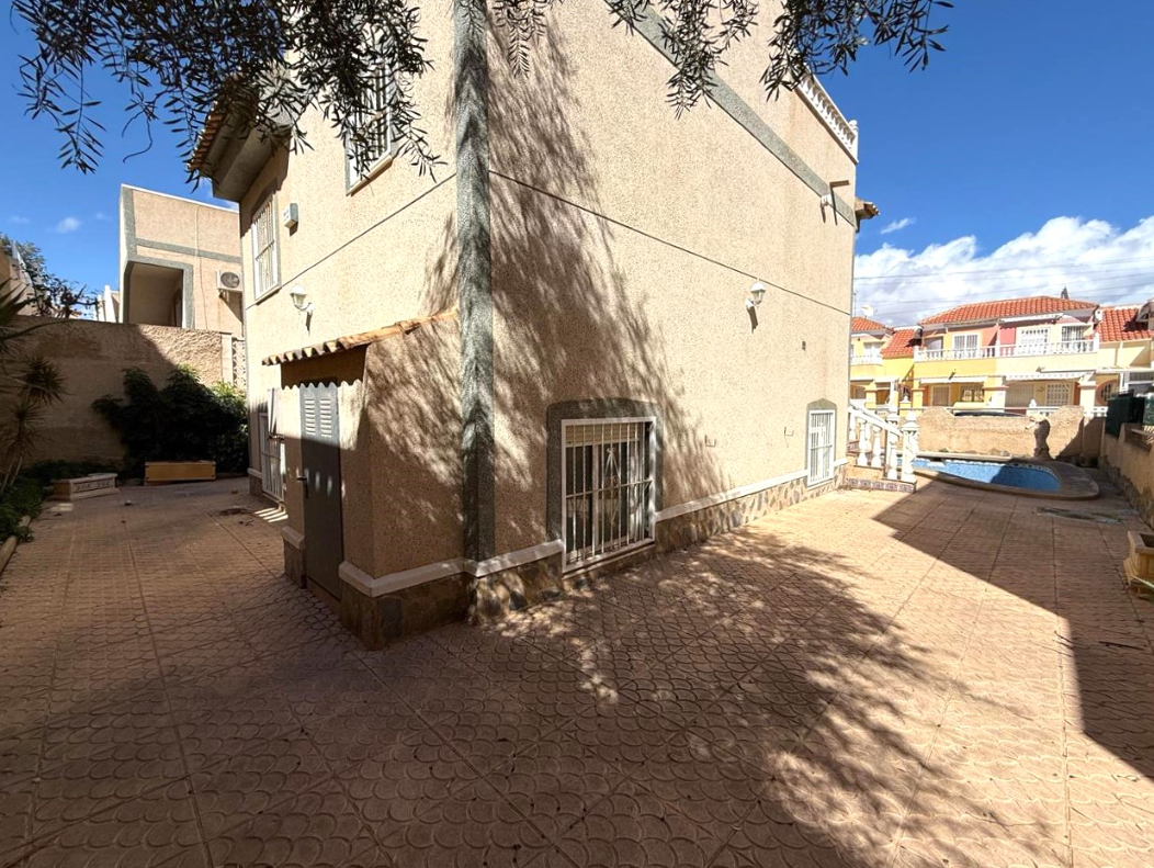 Chalet en San Miguel de Salinas con Piscina Privada — Hogar Mediterráneo