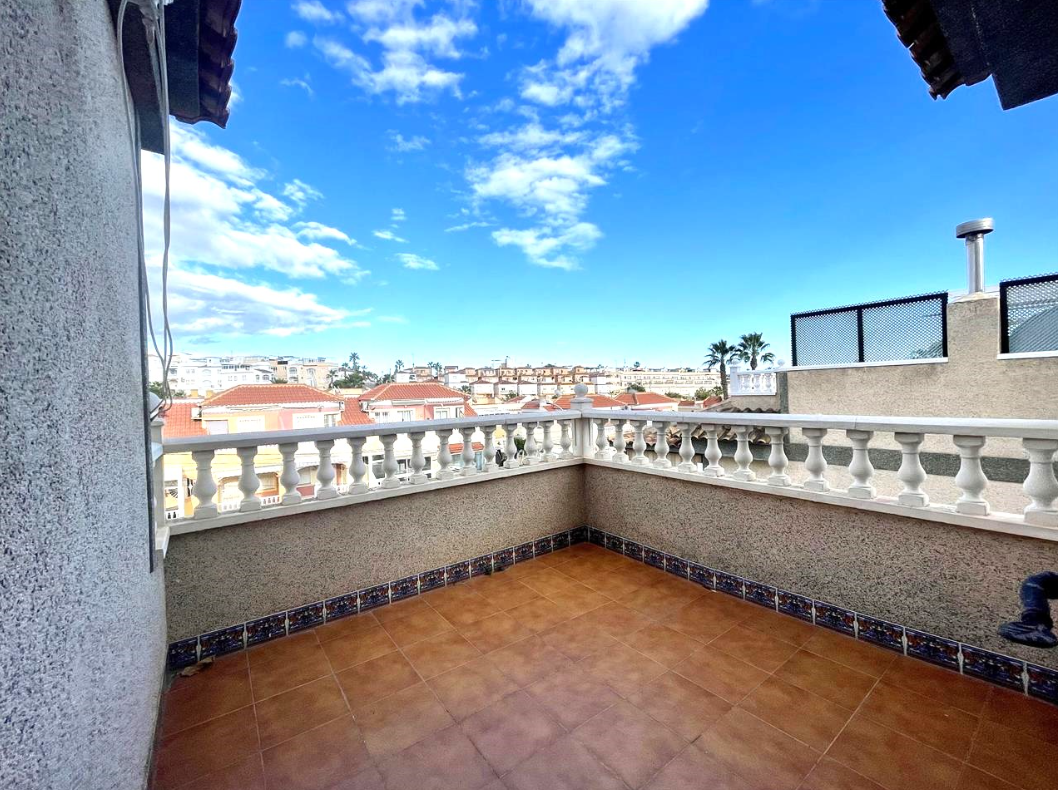 Chalet en San Miguel de Salinas con Piscina Privada — Hogar Mediterráneo