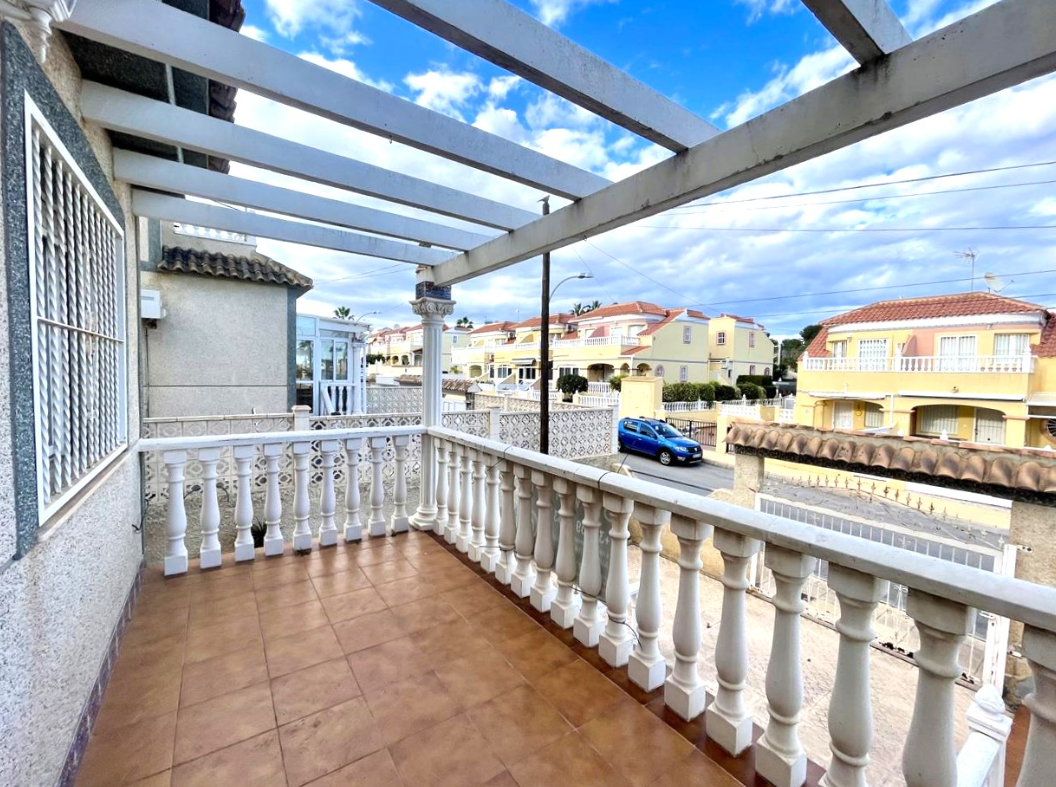 Chalet en San Miguel de Salinas con Piscina Privada — Hogar Mediterráneo