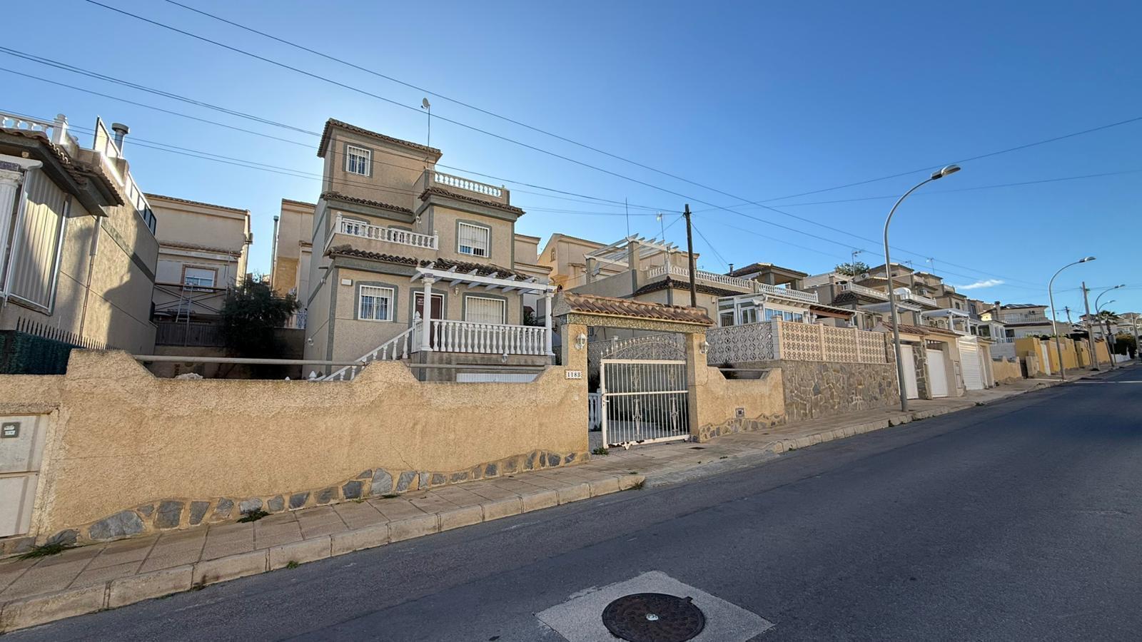 Chalet en San Miguel de Salinas con Piscina Privada — Hogar Mediterráneo