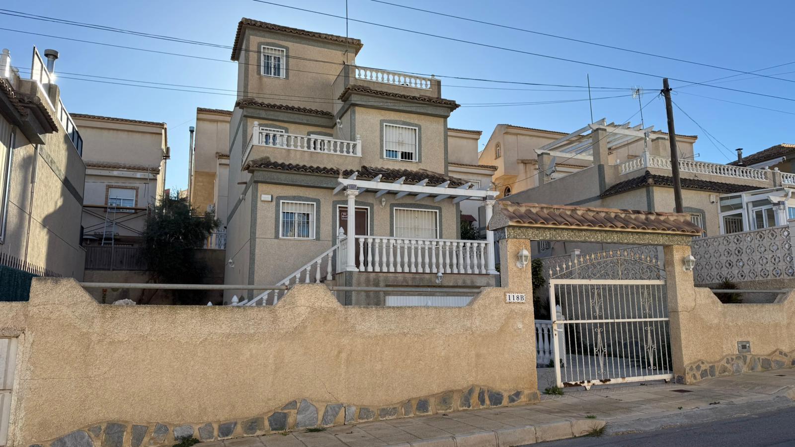 Chalet en San Miguel de Salinas con Piscina Privada — Hogar Mediterráneo
