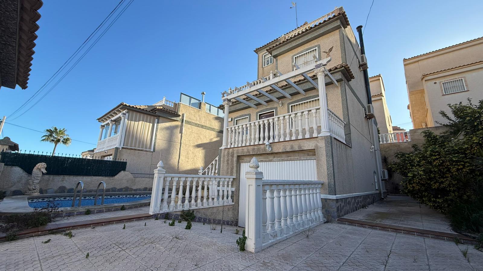 Chalet en San Miguel de Salinas con Piscina Privada — Hogar Mediterráneo