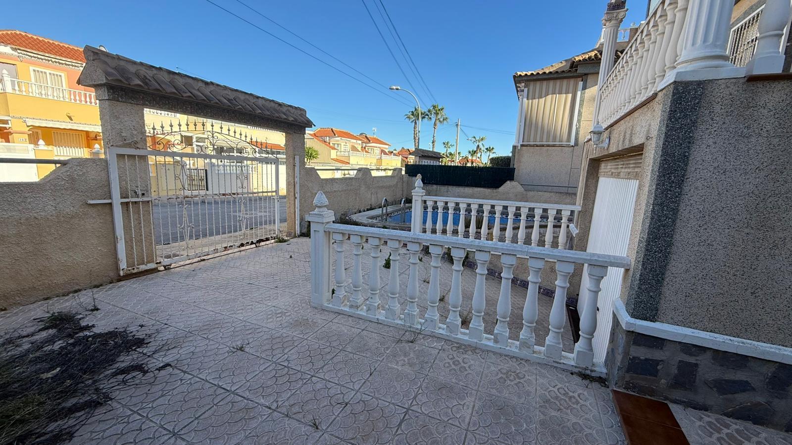 Chalet en San Miguel de Salinas con Piscina Privada — Hogar Mediterráneo