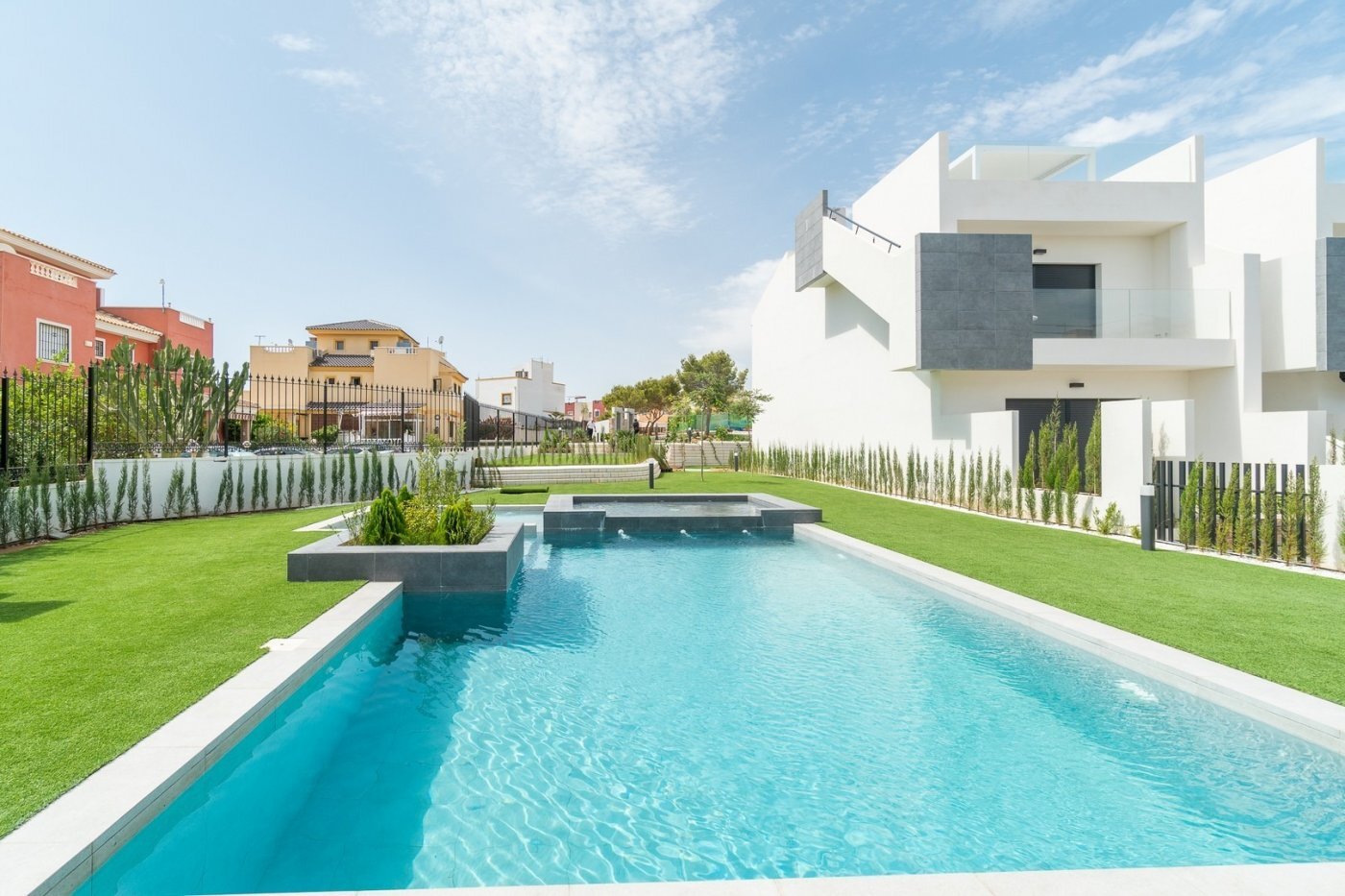 Chalet Obra Nueva en Torrevieja: Piscina Privada y Vistas Laguna Rosa