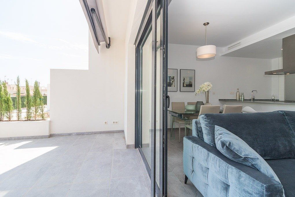 Chalet Obra Nueva en Torrevieja: Piscina Privada y Vistas Laguna Rosa