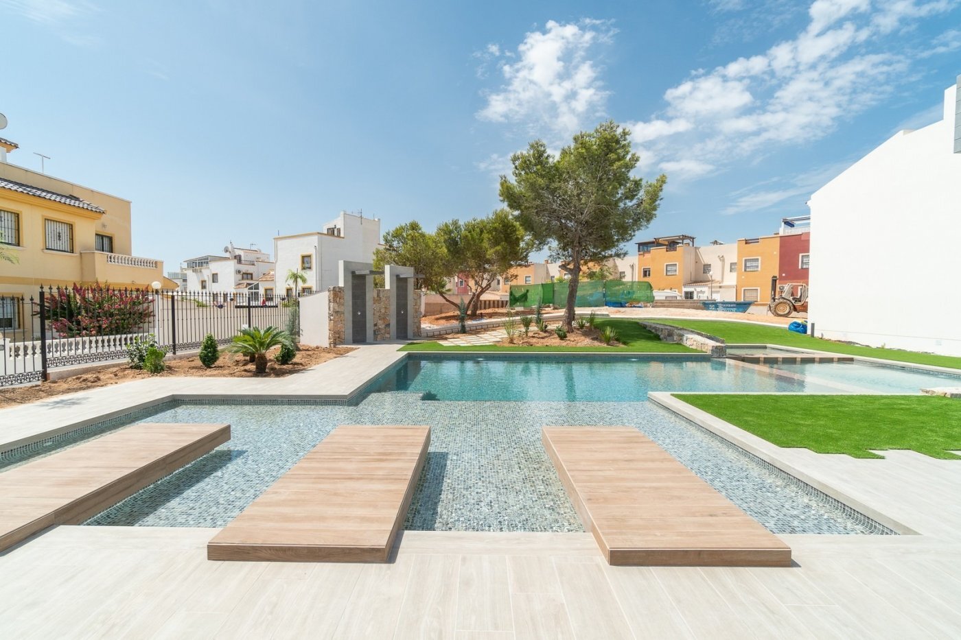 Chalet Obra Nueva en Torrevieja: Piscina Privada y Vistas Laguna Rosa