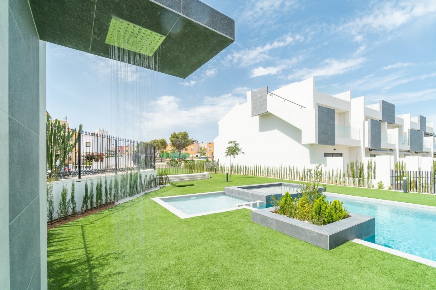 Chalet Obra Nueva en Torrevieja: Piscina Privada y Vistas Laguna Rosa