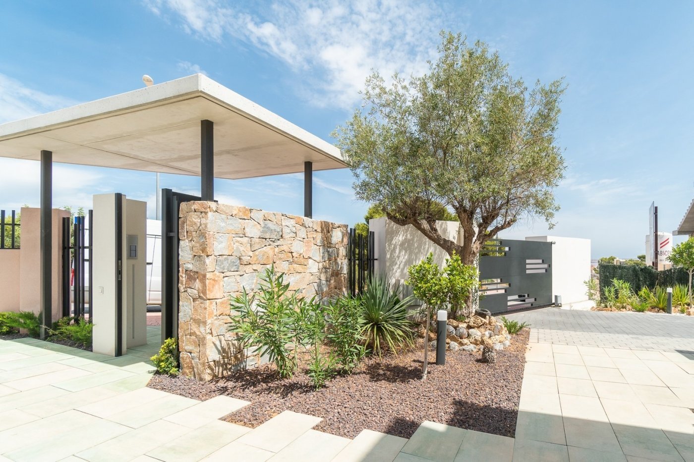 Chalet Obra Nueva en Torrevieja: Piscina Privada y Vistas Laguna Rosa