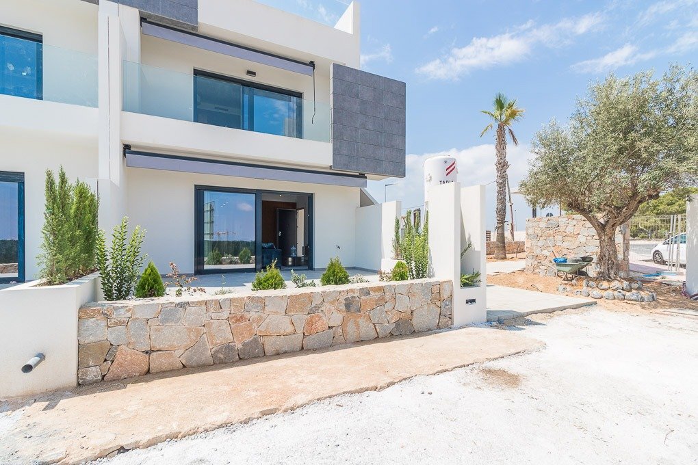 Chalet Obra Nueva en Torrevieja: Piscina Privada y Vistas Laguna Rosa