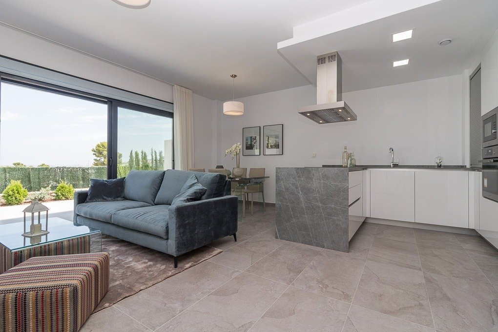 Chalet Obra Nueva en Torrevieja: Piscina Privada y Vistas Laguna Rosa