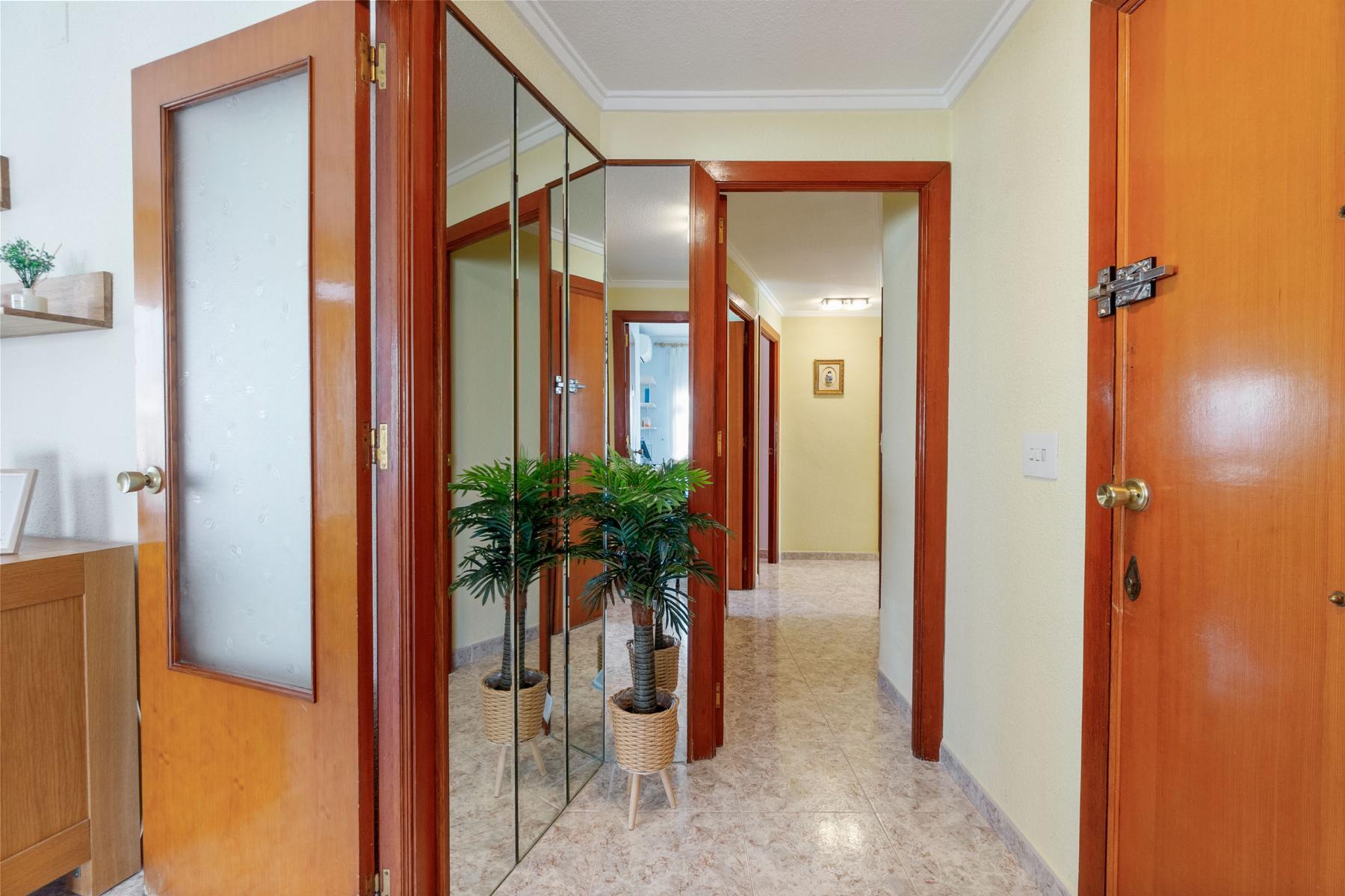 Apartamento Céntrico Torrevieja: 3 Dorm, Terraza, Garaje, Trastero - 150m Puerto