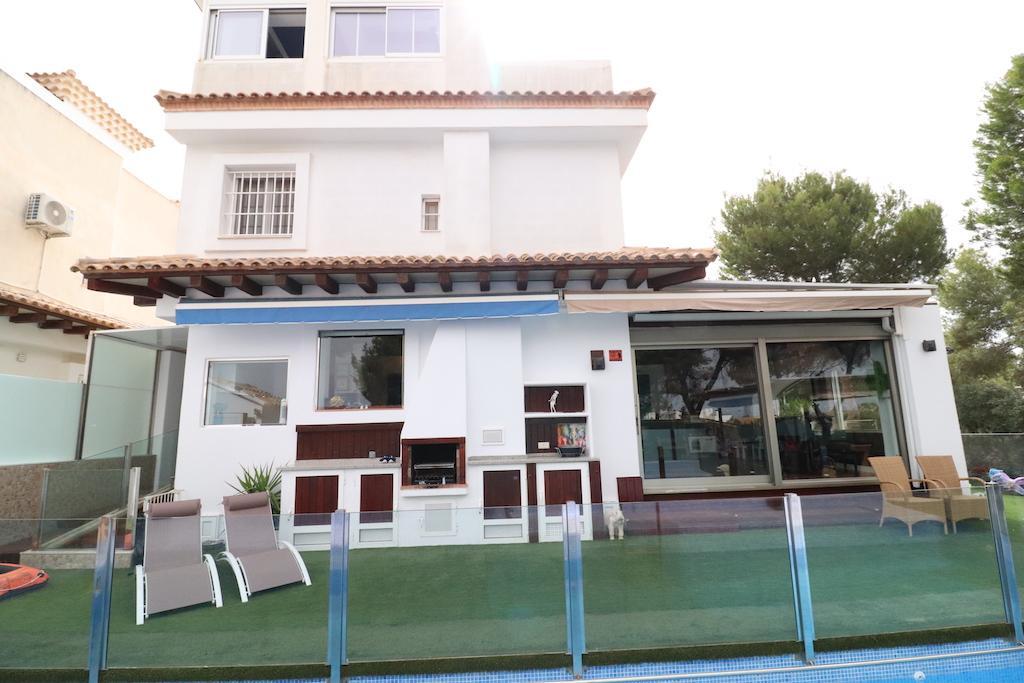 Chalet con piscina privada en Lomas de Don Juan | 3 hab | 469.000€