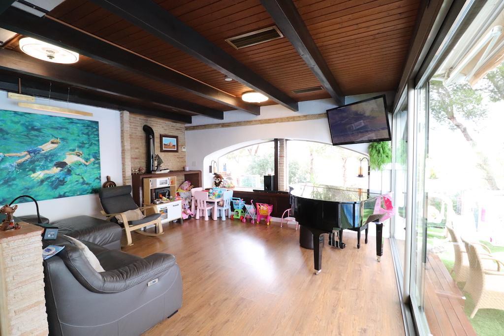Chalet con piscina privada en Lomas de Don Juan | 3 hab | 469.000€