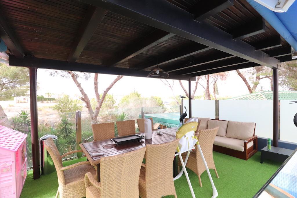 Chalet con piscina privada en Lomas de Don Juan | 3 hab | 469.000€
