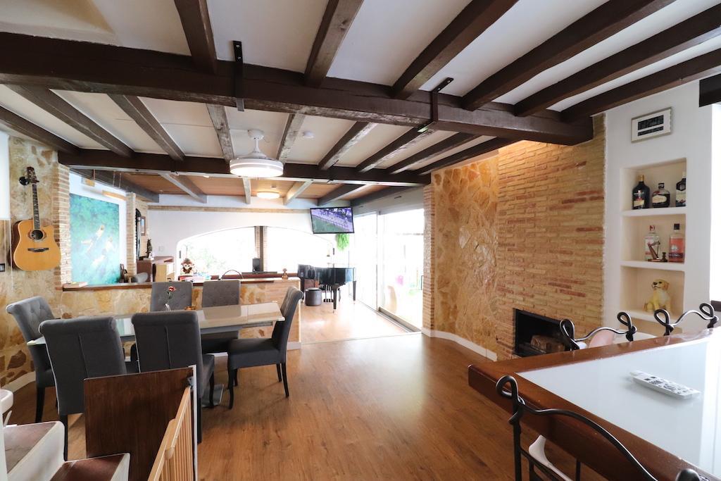 Chalet con piscina privada en Lomas de Don Juan | 3 hab | 469.000€
