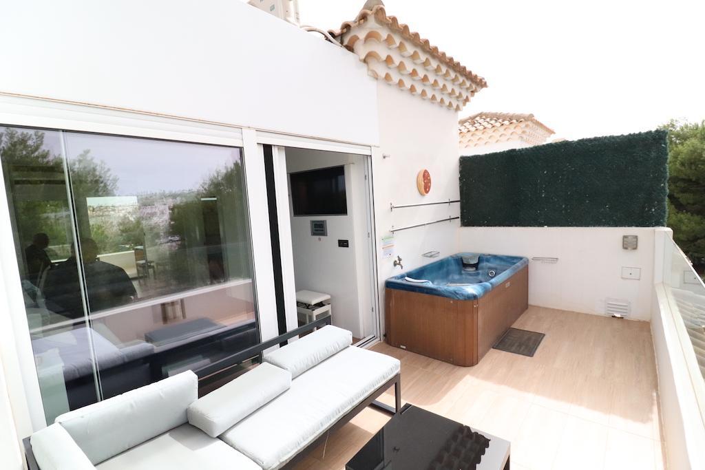 Chalet con piscina privada en Lomas de Don Juan | 3 hab | 469.000€