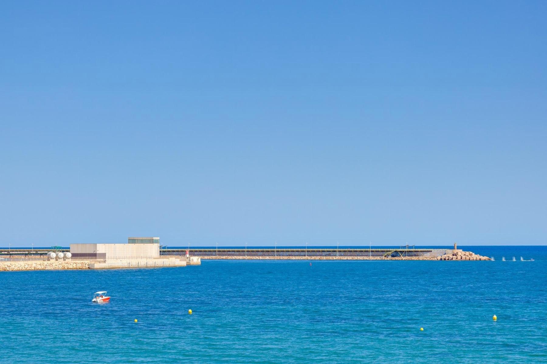Apartamento en Primera Línea con Vistas al Mar en Acequión, Torrevieja