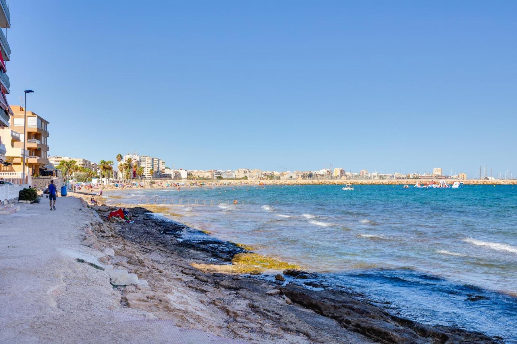 Apartamento en Primera Línea con Vistas al Mar en Acequión, Torrevieja