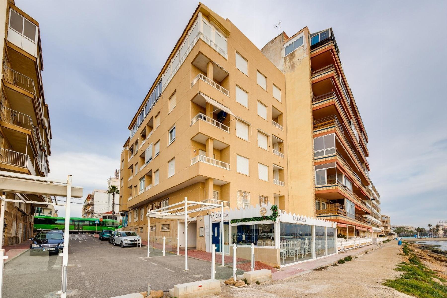 Apartamento en Primera Línea con Vistas al Mar en Acequión, Torrevieja