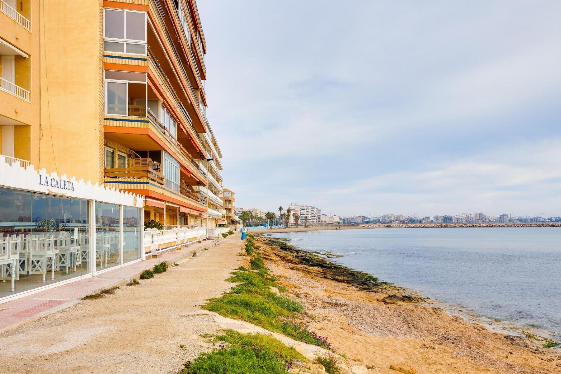 Apartamento en Primera Línea con Vistas al Mar en Acequión, Torrevieja