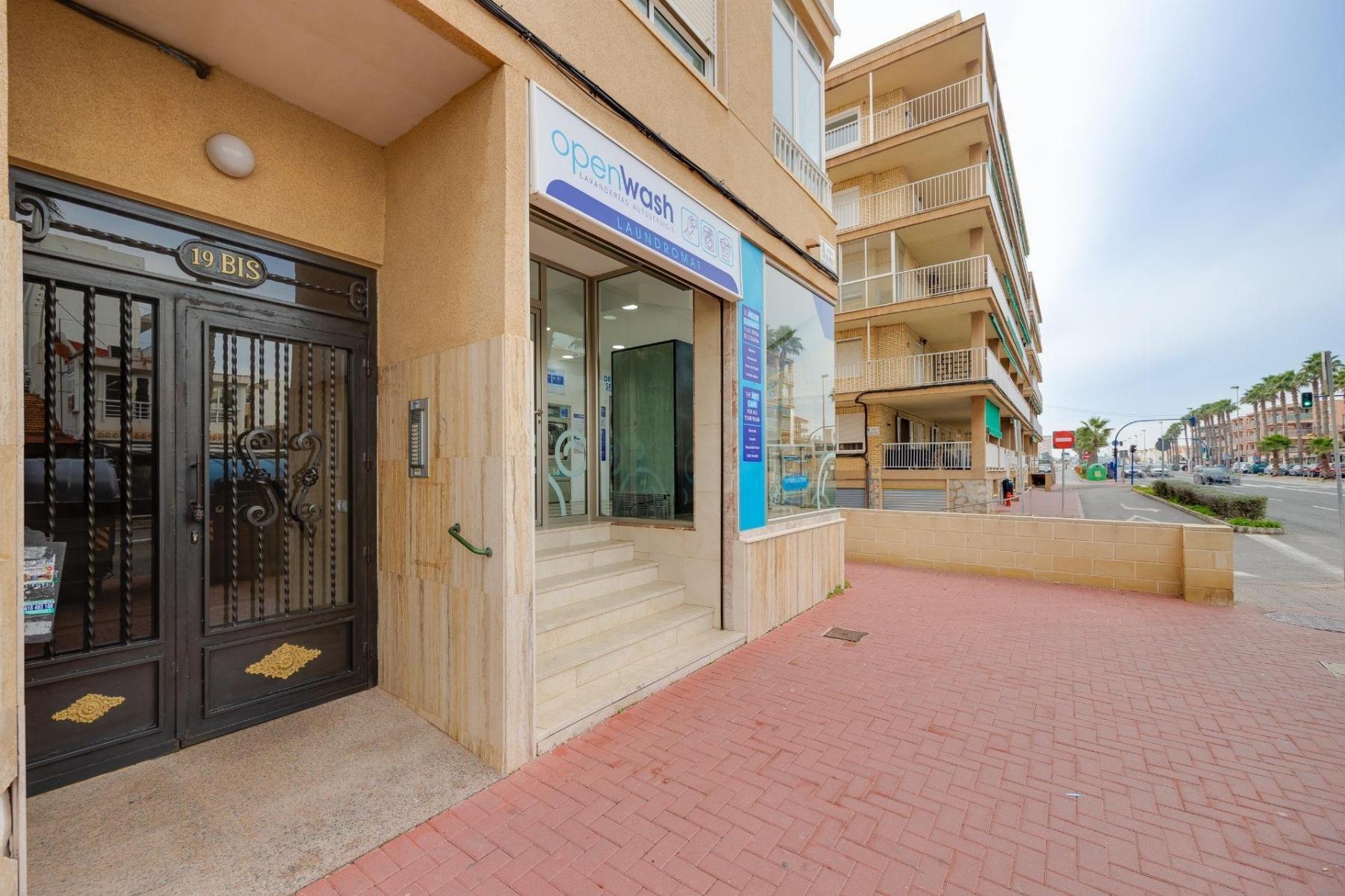 Apartamento en Primera Línea con Vistas al Mar en Acequión, Torrevieja
