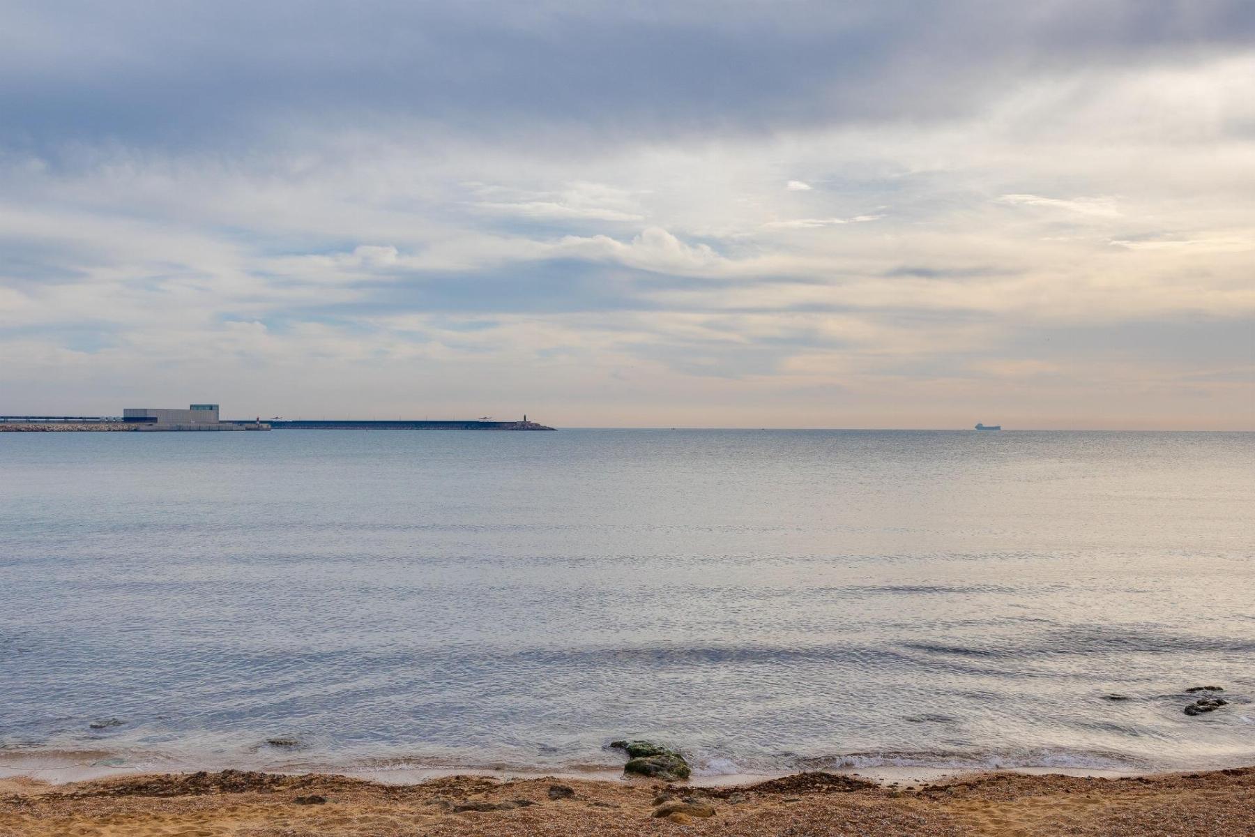 Apartamento en Primera Línea con Vistas al Mar en Acequión, Torrevieja