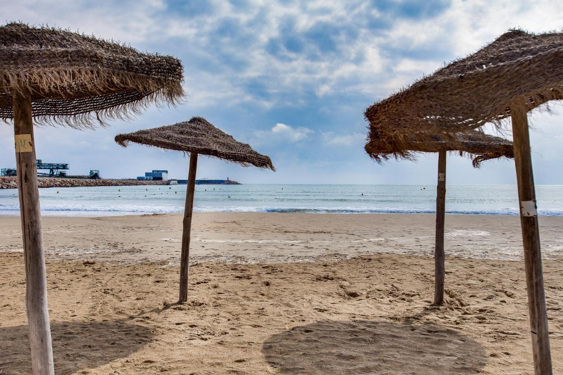 Apartamento en Primera Línea con Vistas al Mar en Acequión, Torrevieja