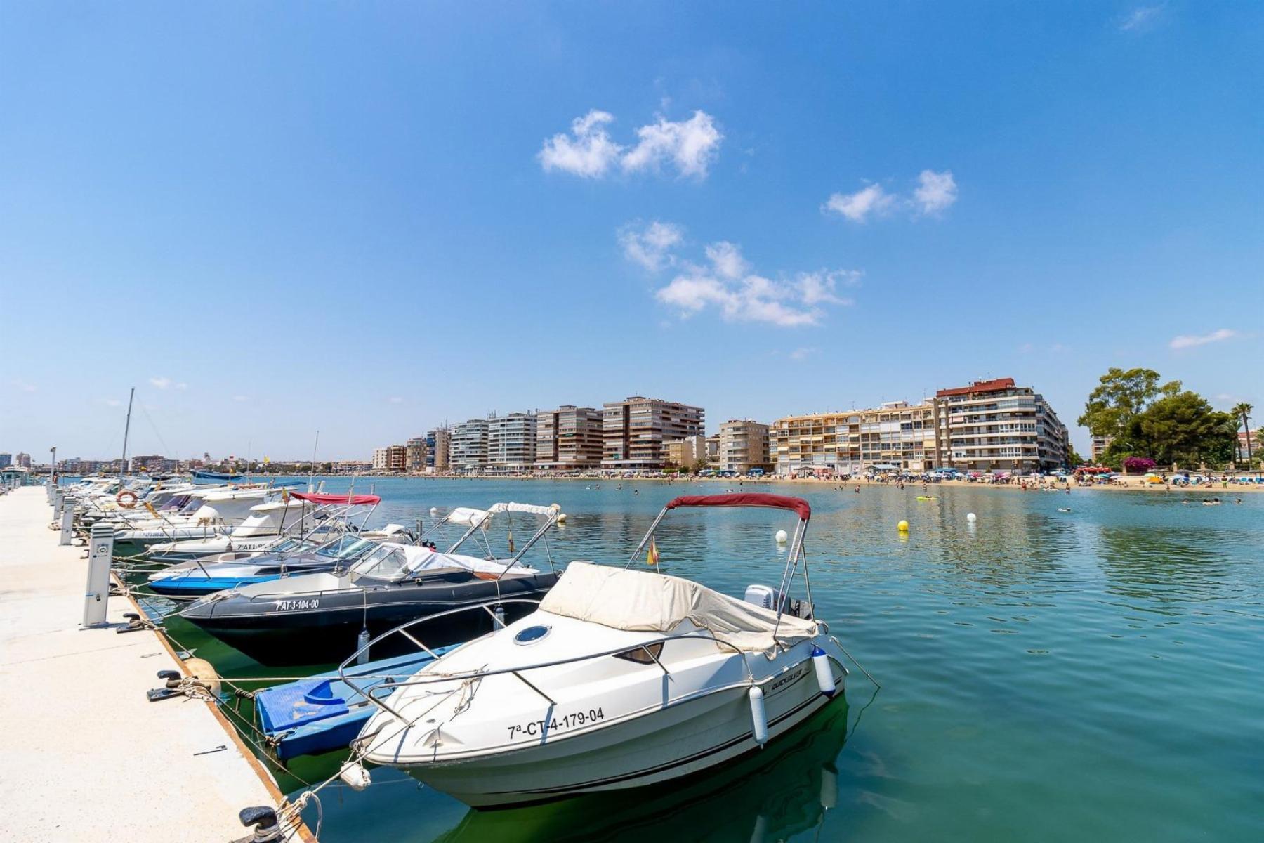 Apartamento en Primera Línea con Vistas al Mar en Acequión, Torrevieja