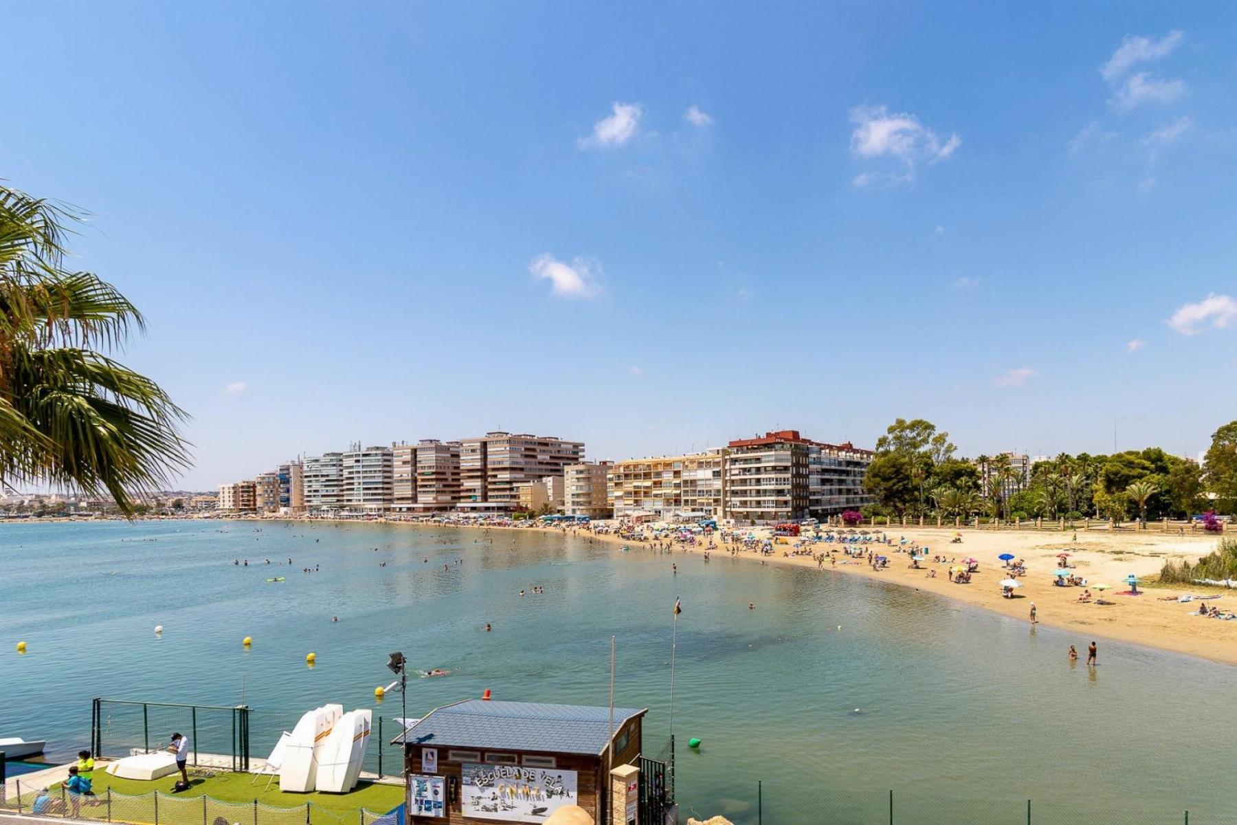 Apartamento en Primera Línea con Vistas al Mar en Acequión, Torrevieja