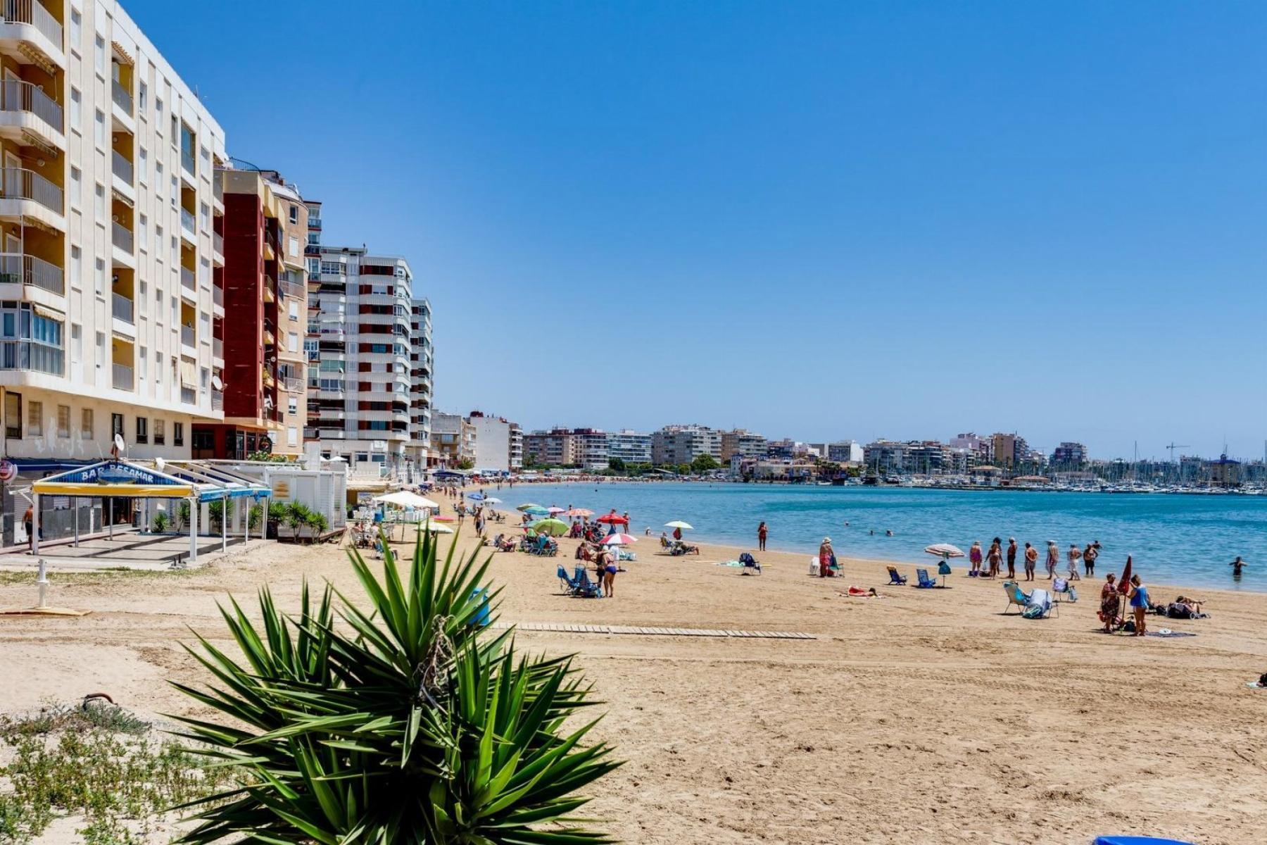 Apartamento en Primera Línea con Vistas al Mar en Acequión, Torrevieja