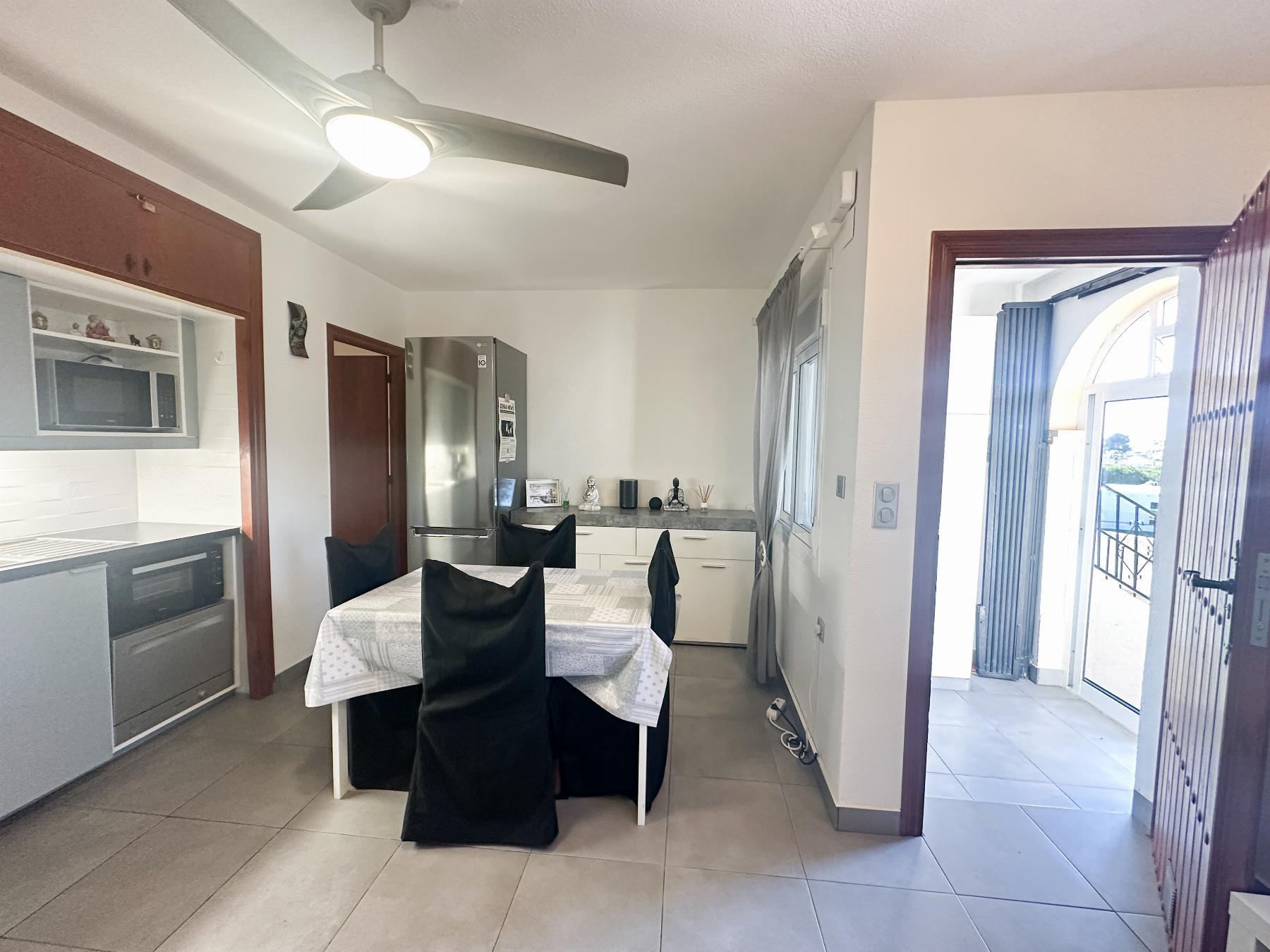 Bungalow con Piscina Privada en Villamartín — Refugio Mediterráneo