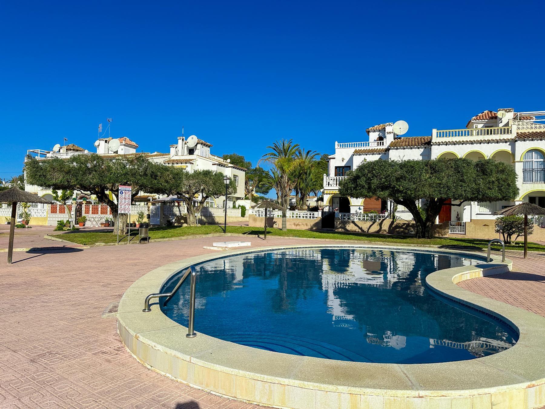 Bungalow con Piscina Privada en Villamartín — Refugio Mediterráneo