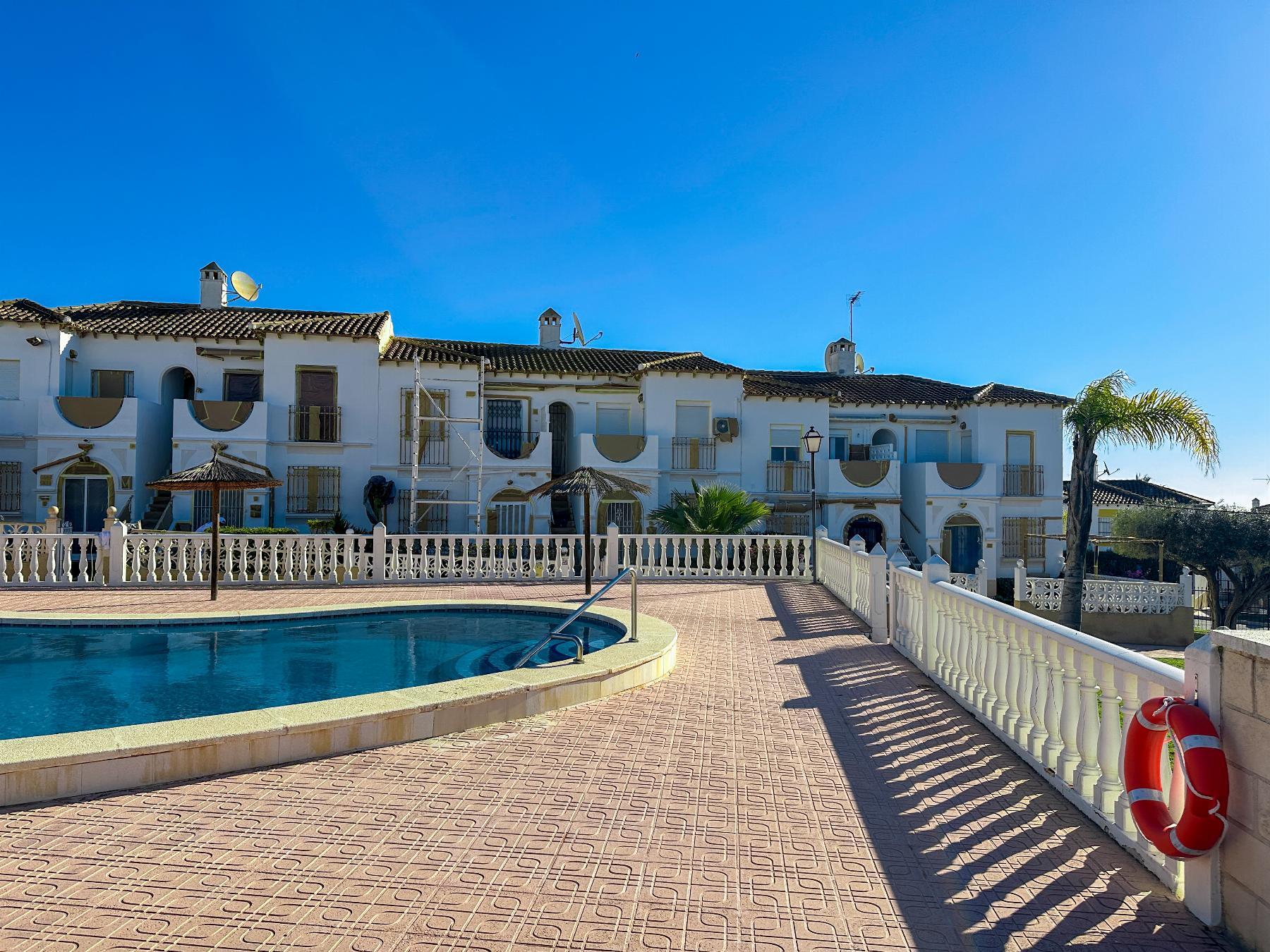 Bungalow con Piscina Privada en Villamartín — Refugio Mediterráneo