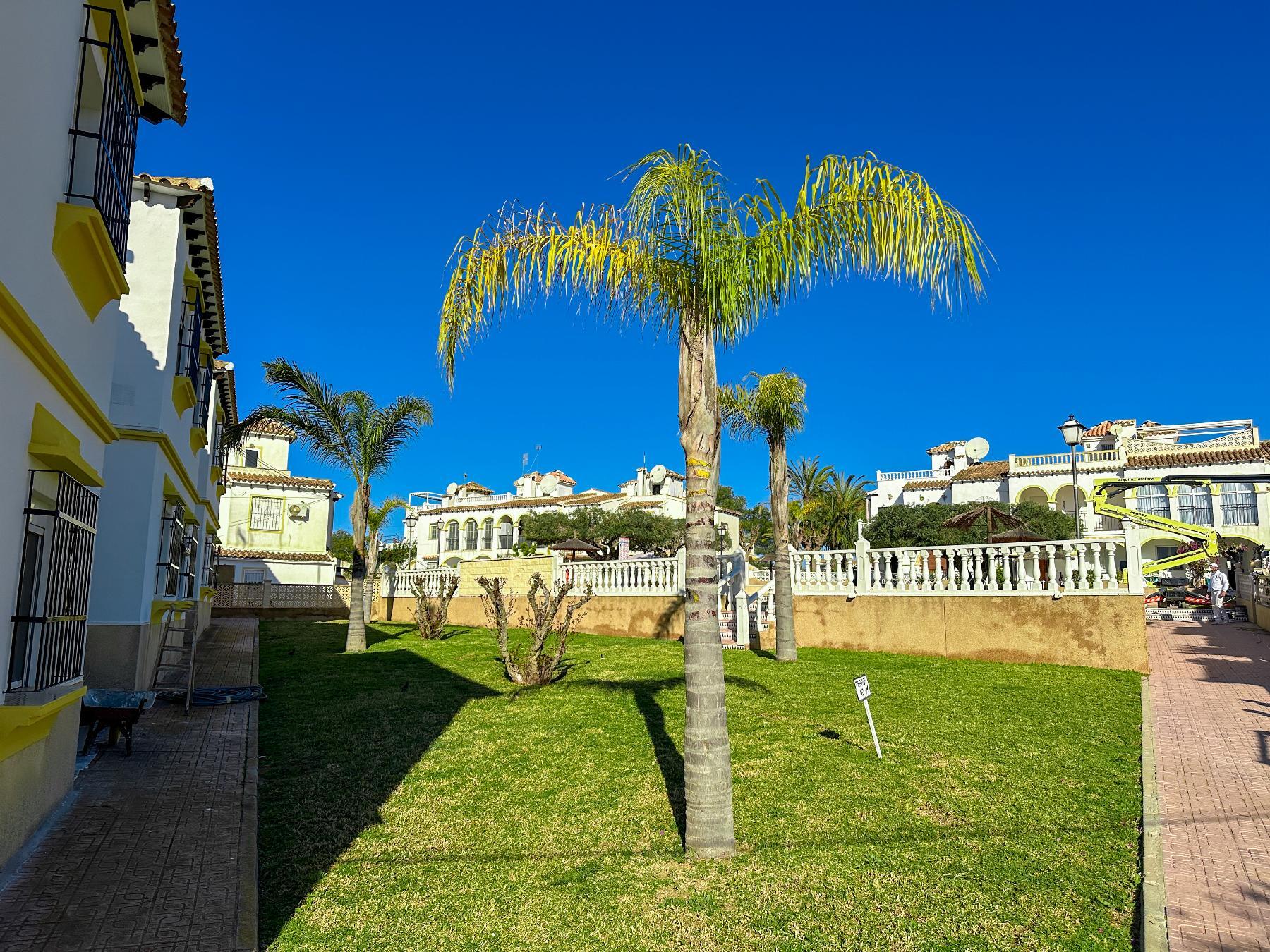 Bungalow con Piscina Privada en Villamartín — Refugio Mediterráneo