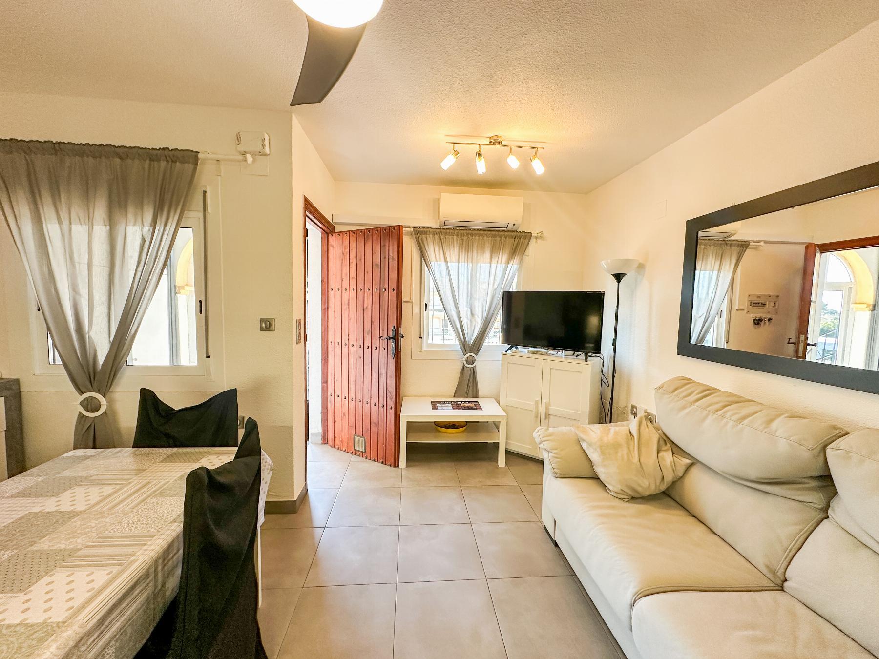 Bungalow con Piscina Privada en Villamartín — Refugio Mediterráneo