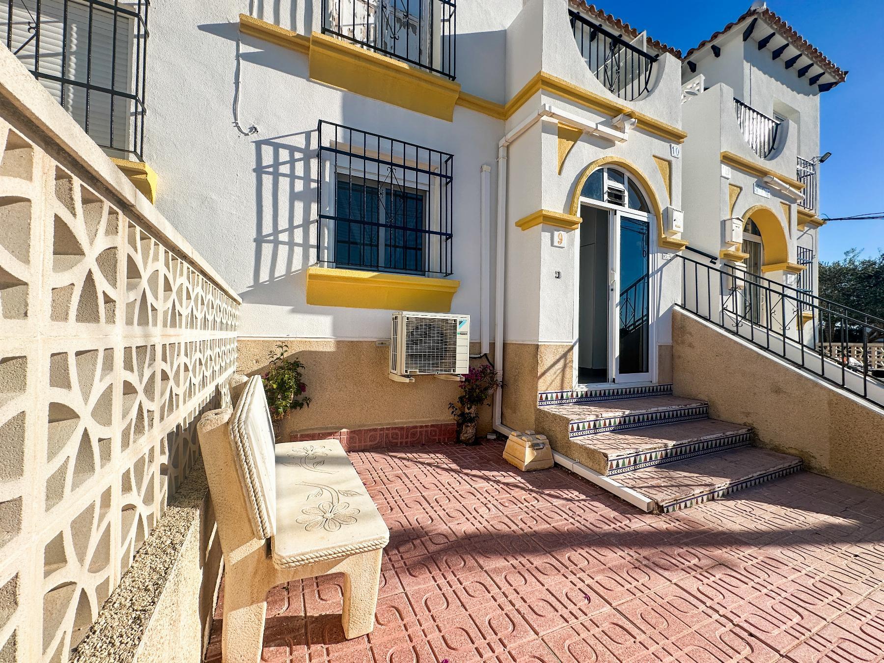 Bungalow con Piscina Privada en Villamartín — Refugio Mediterráneo