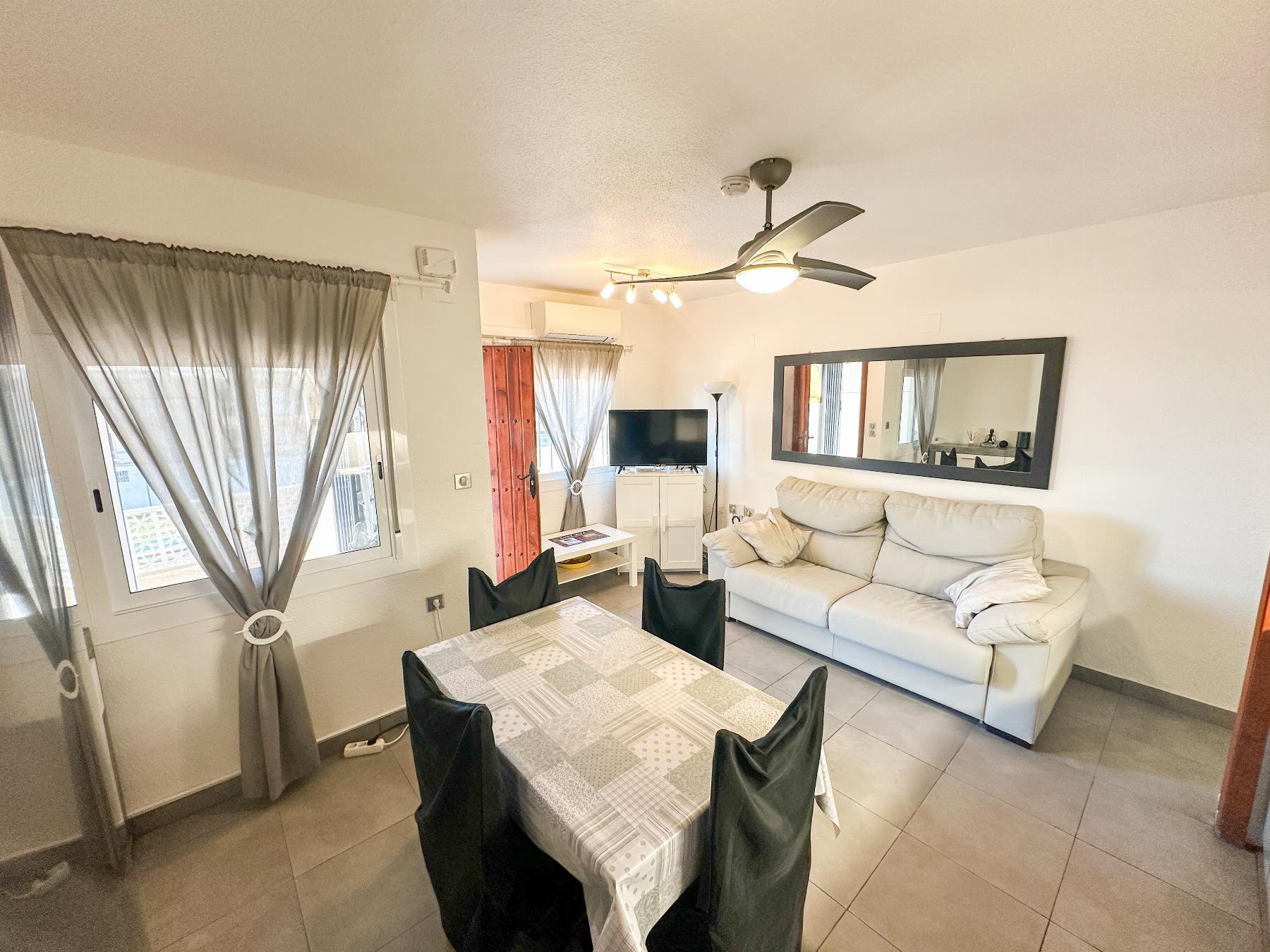 Bungalow con Piscina Privada en Villamartín — Refugio Mediterráneo