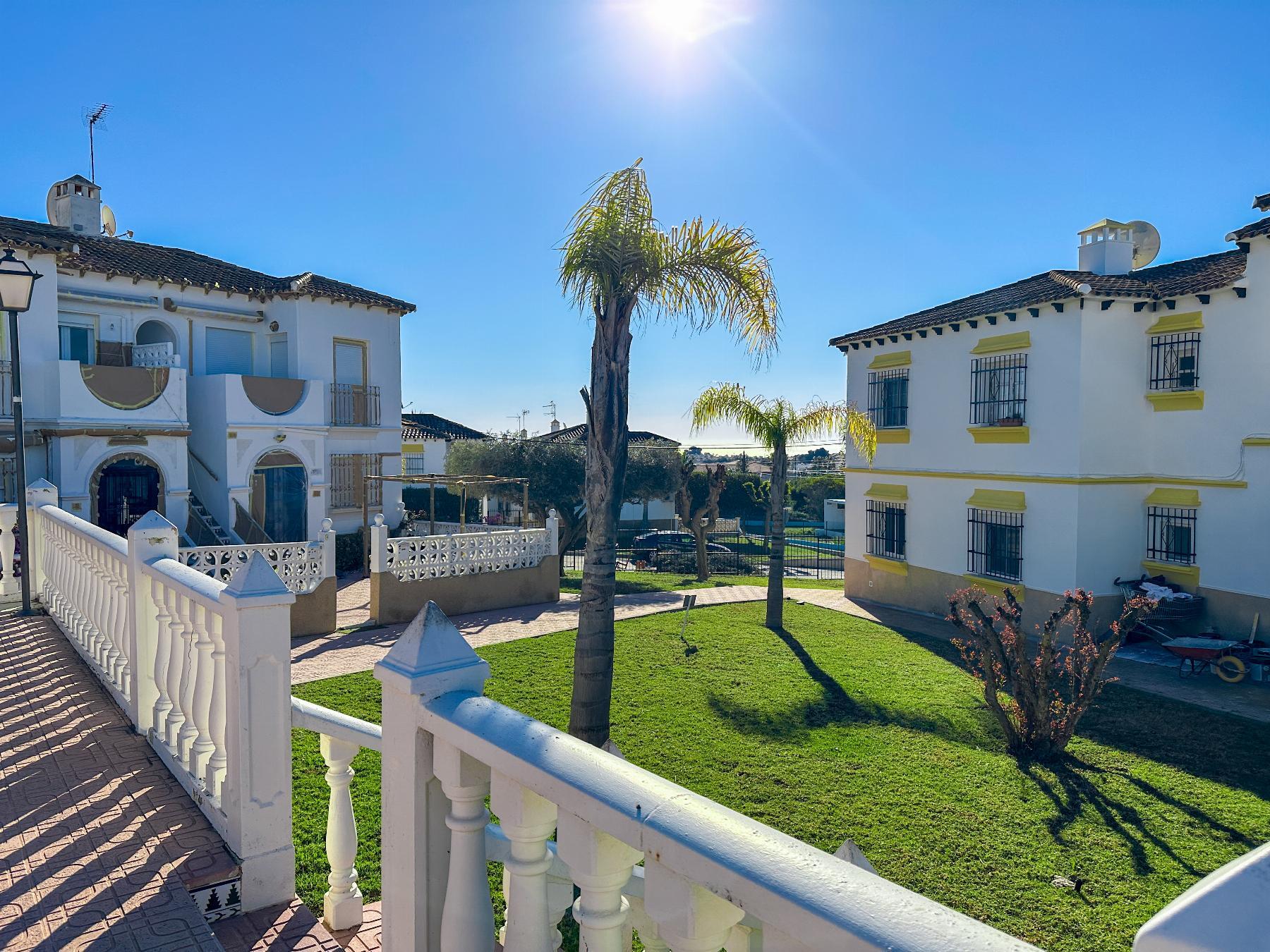 Bungalow con Piscina Privada en Villamartín — Refugio Mediterráneo