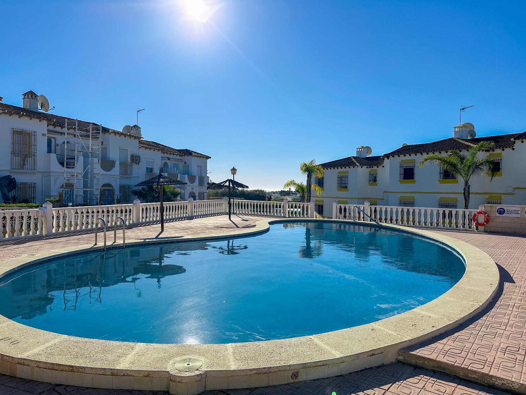 Bungalow con Piscina Privada en Villamartín — Refugio Mediterráneo