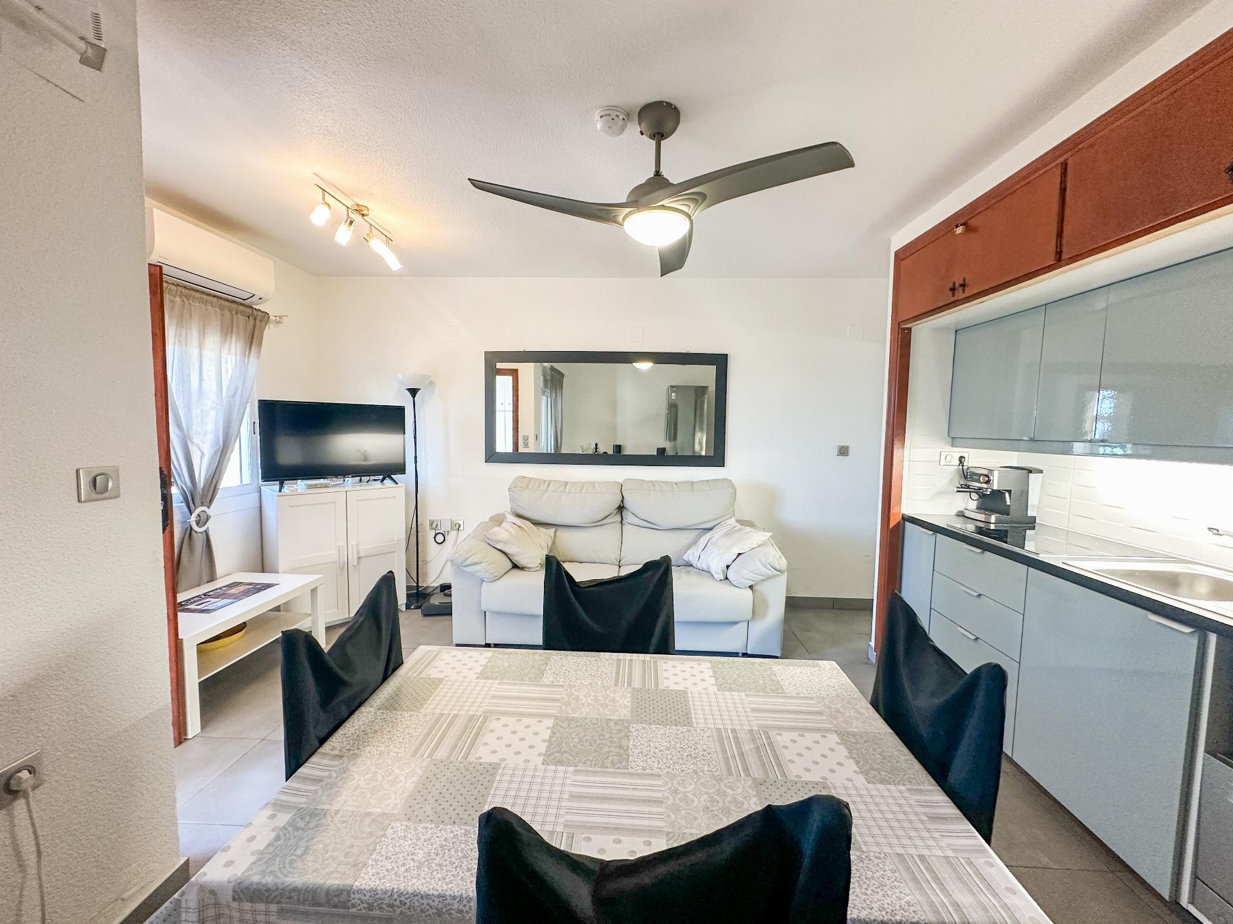 Bungalow con Piscina Privada en Villamartín — Refugio Mediterráneo