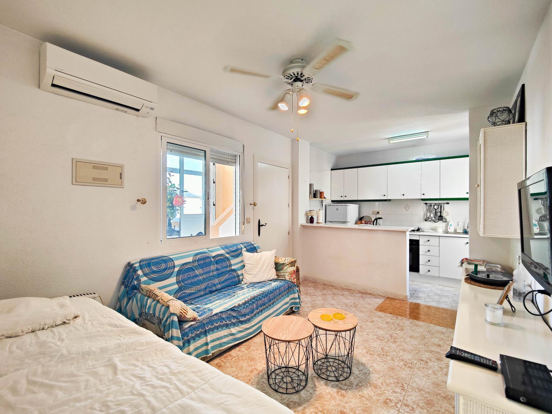 Bungalow con Terraza Privada y Piscina Comunitaria en Los Altos, Torrevieja