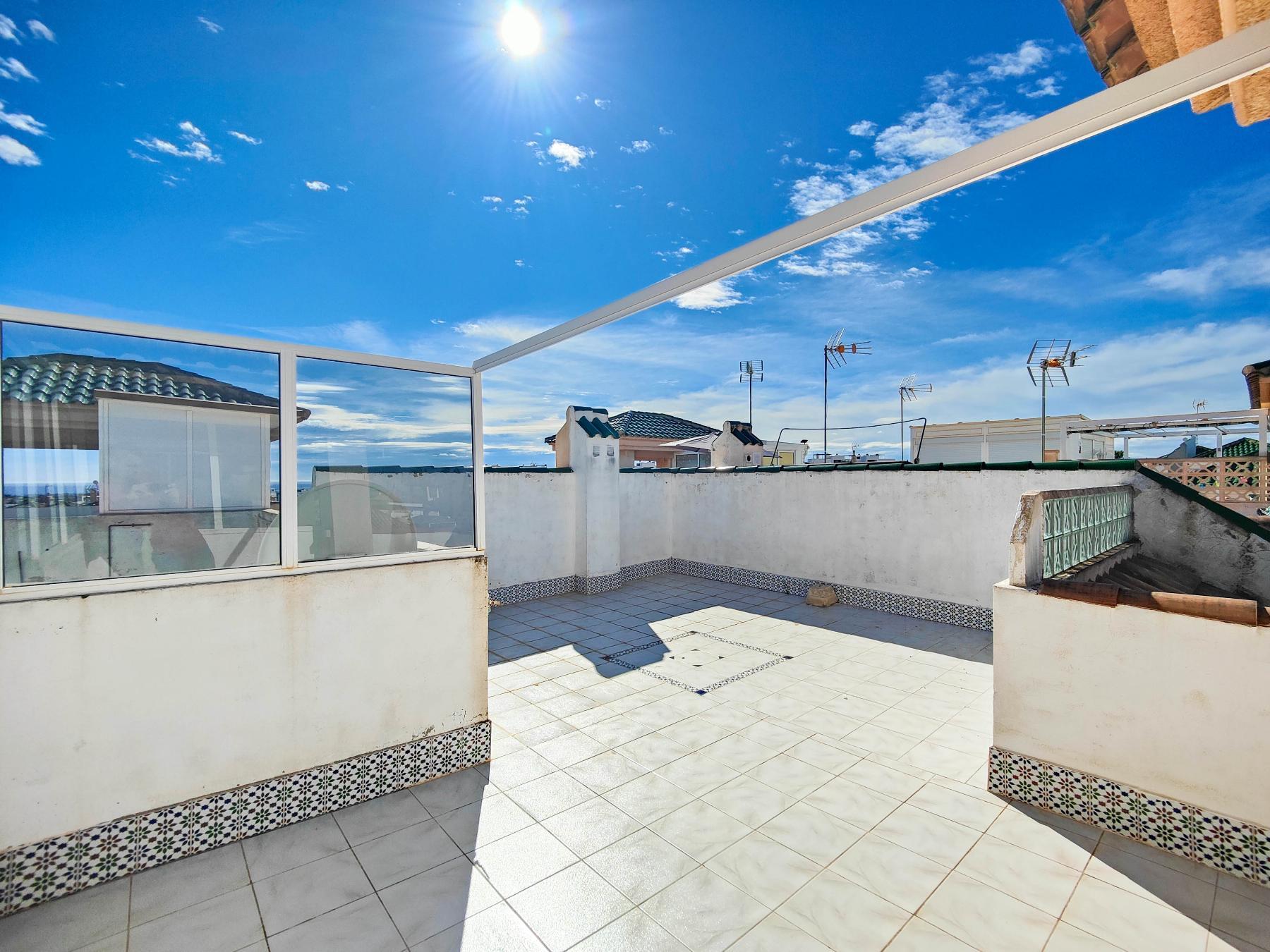 Bungalow con Terraza Privada y Piscina Comunitaria en Los Altos, Torrevieja