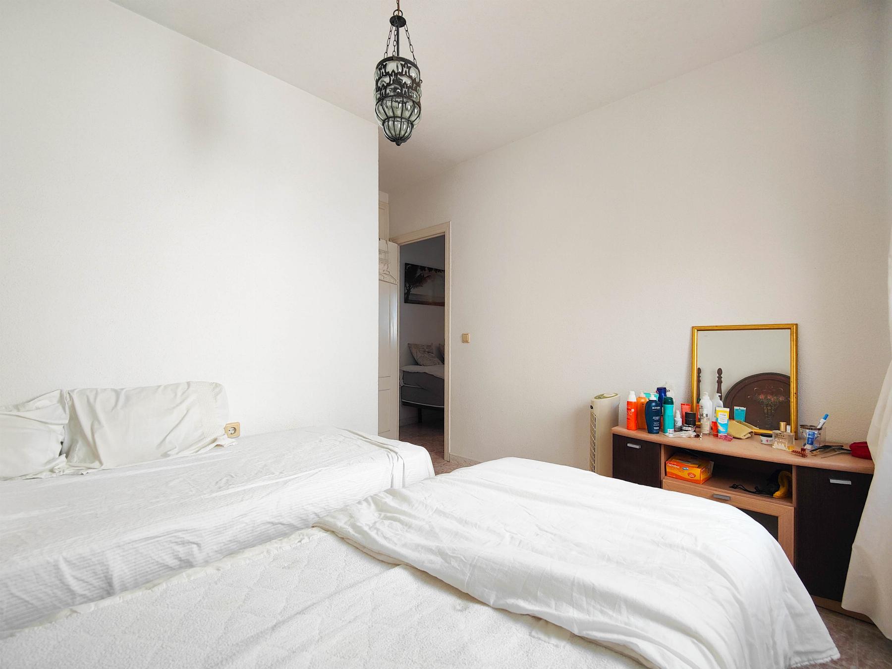 Bungalow con Terraza Privada y Piscina Comunitaria en Los Altos, Torrevieja